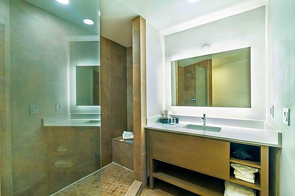 Comfort Suites Kelowna