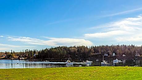 East Wind Inn & Suites