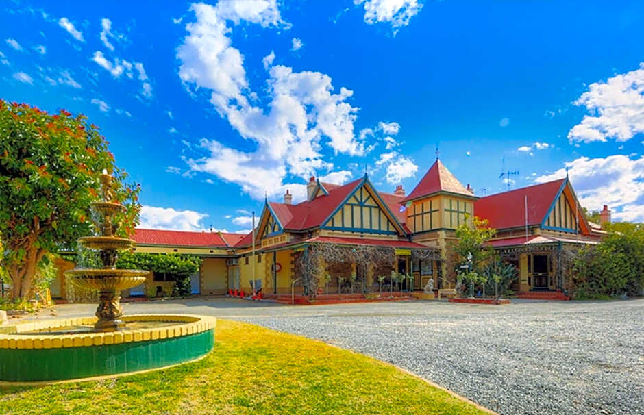 The Lodge Outback Motel