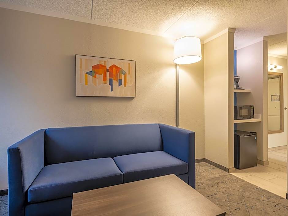 Holiday Inn Express & Suites Greensboro - (I-40 @ Wendover) By IHG