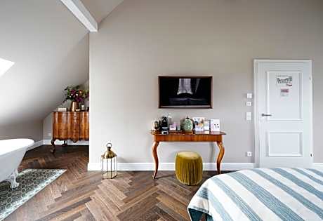 Extra Large Room with Bathtub