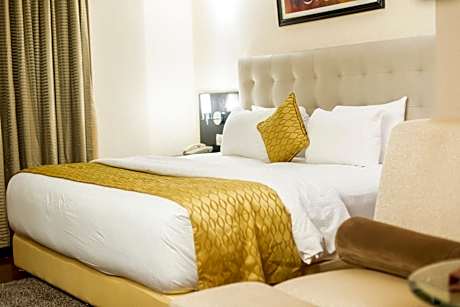 Two-Bedroom King Penthouse Apartment with Kitchen and Private Garden Balcony - Non-Smoking