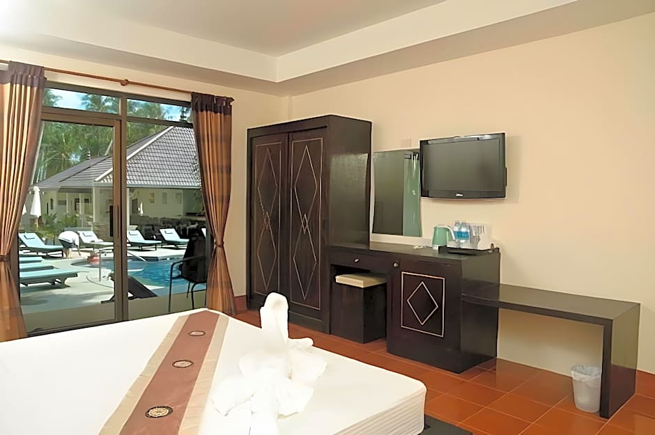 Tropical Palm Resort.