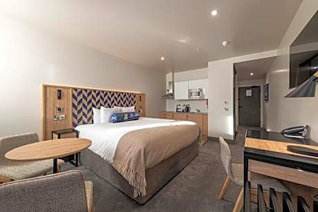 Studio, 1 Super King Bed, Kitchenette