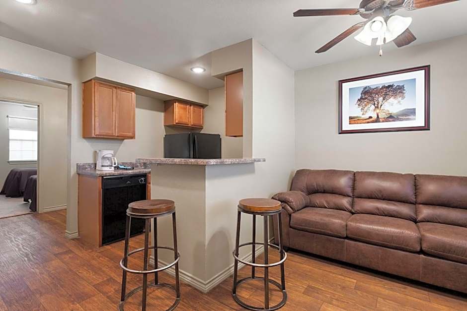 Eagle's Den Suites Big Spring a Travelodge by Wyndham