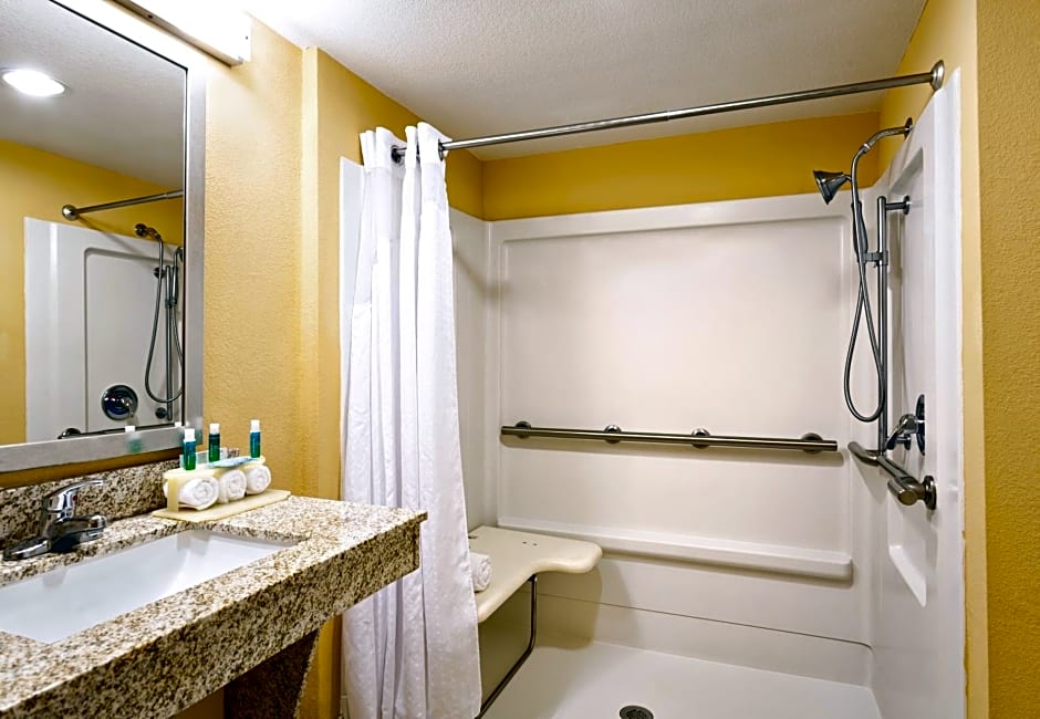 Holiday Inn Express & Suites Oceanfront Daytona Beach Shores, an IHG Hotel