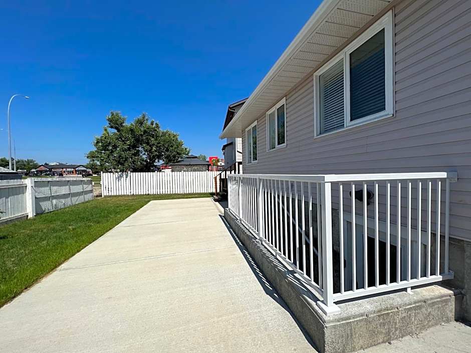 Cozy 3 beds Suite Near Calgary Airport Sleeps 6