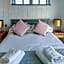 Cherry Bird Lodge Escape