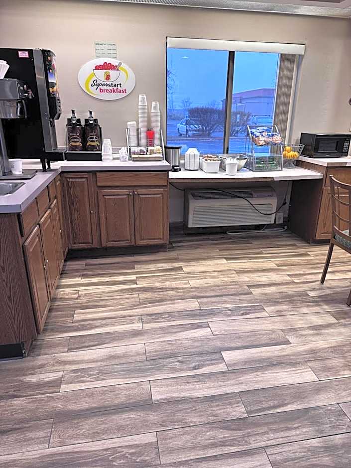 Super 8 by Wyndham Valparaiso