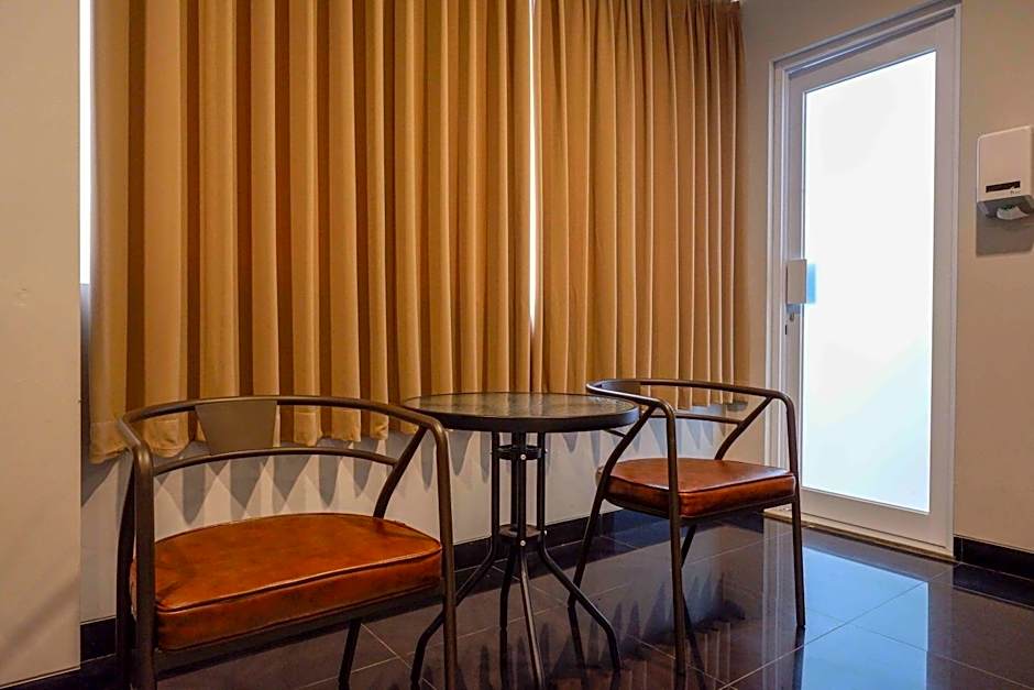 Sans Hotel Empress Simpang Lima