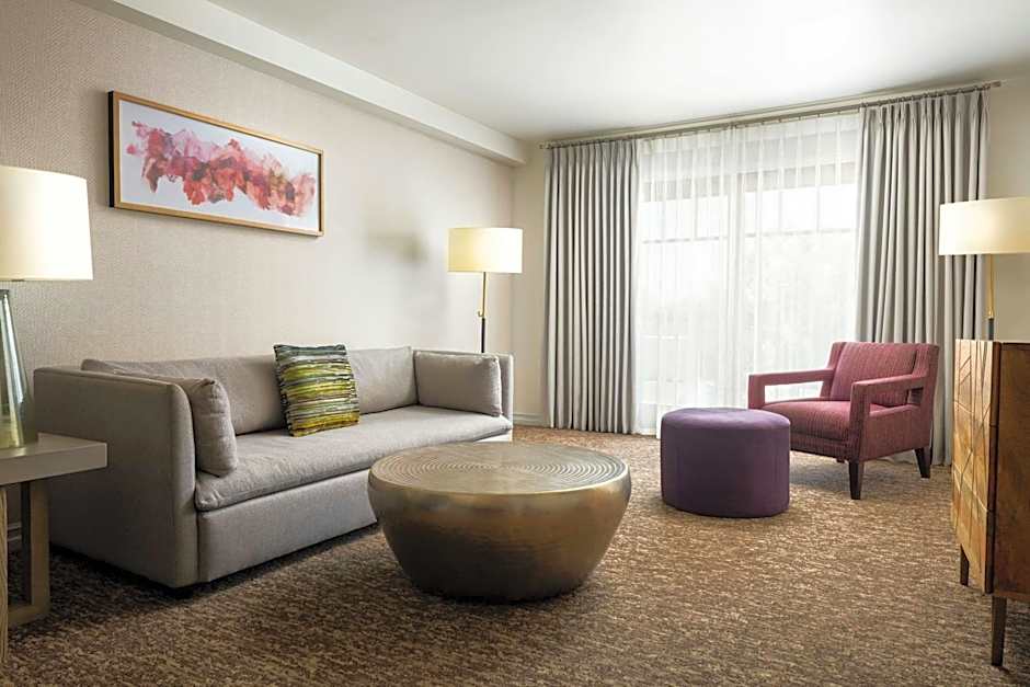 Foto 1 dari 3 — 2 Queen Beds with Sofabed Suite