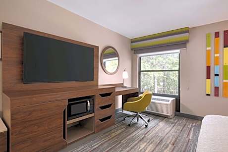1 KING HEARING ACCESSIBLE W/SOFABED...VIS FIREALRM/DOOR/PHN ALRT/HDTV...MICROWV/FRIDGE/FREE WI-FI/H