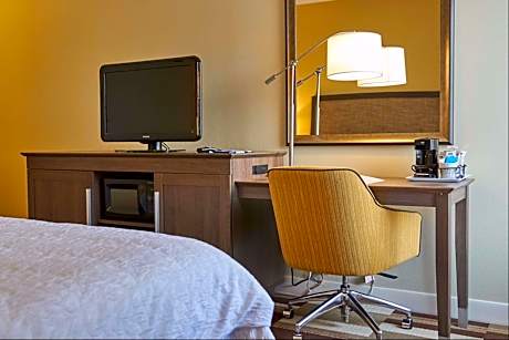 King Room with Accessible Tub - Mobility and Hearing Access/Non-Smoking