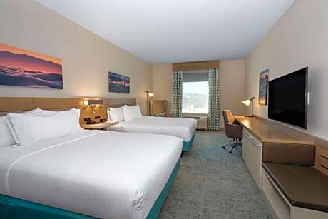 Queen Room with Two Queen Beds and Mountain View