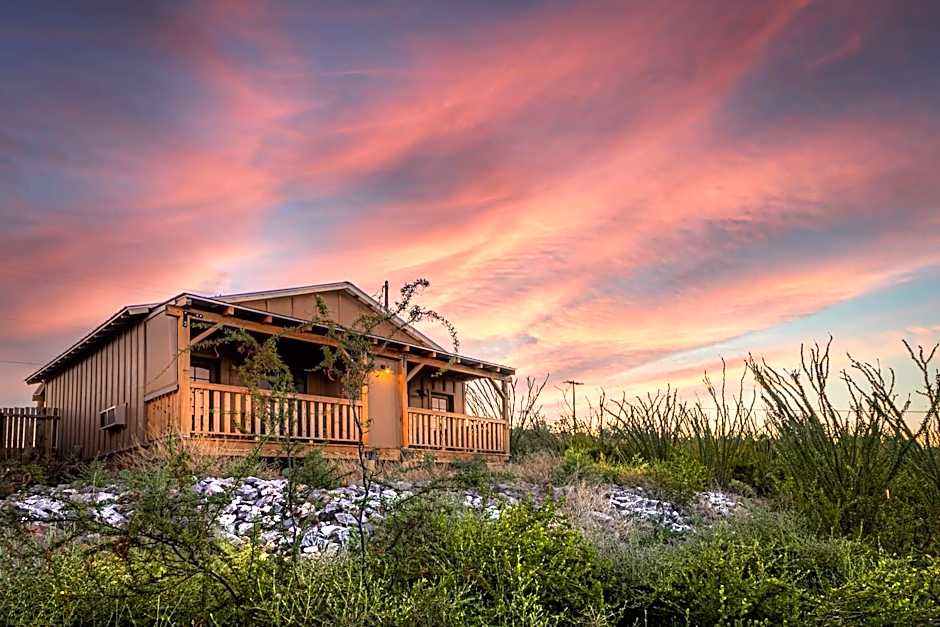 -Pet Friendly- Miners Cabin #5 -Two Double Beds - Private Balcony