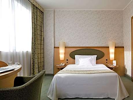 Room For Guests With Reduced Mobility With Queen-Size Bed