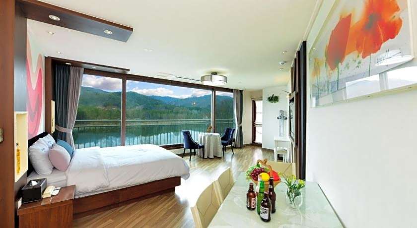 Moonlight Blue Pension