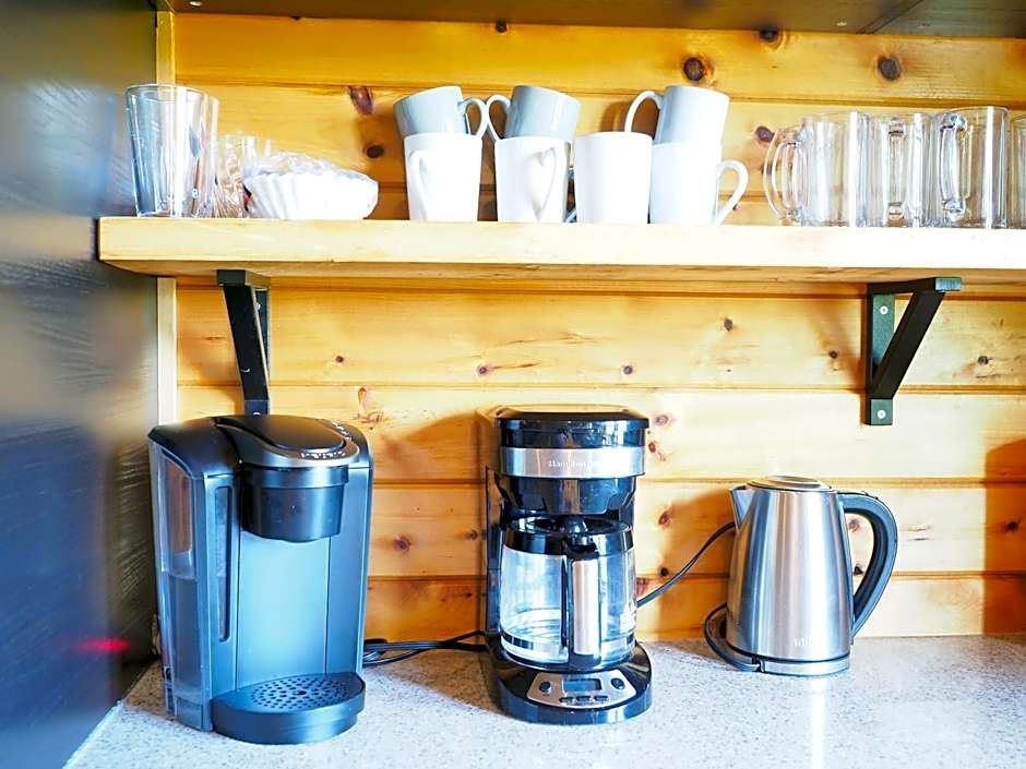 Gateside Chalets Modern Rustic 6-Bedroom with Hot Tub, Near the Village