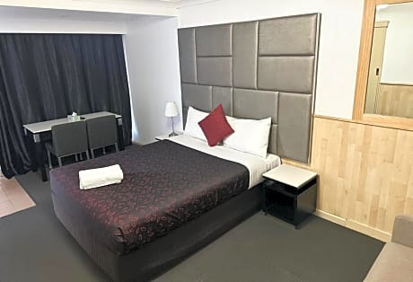 Deluxe Queen Room