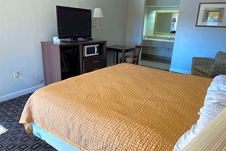 Days Inn & Suites by Wyndham Brewton