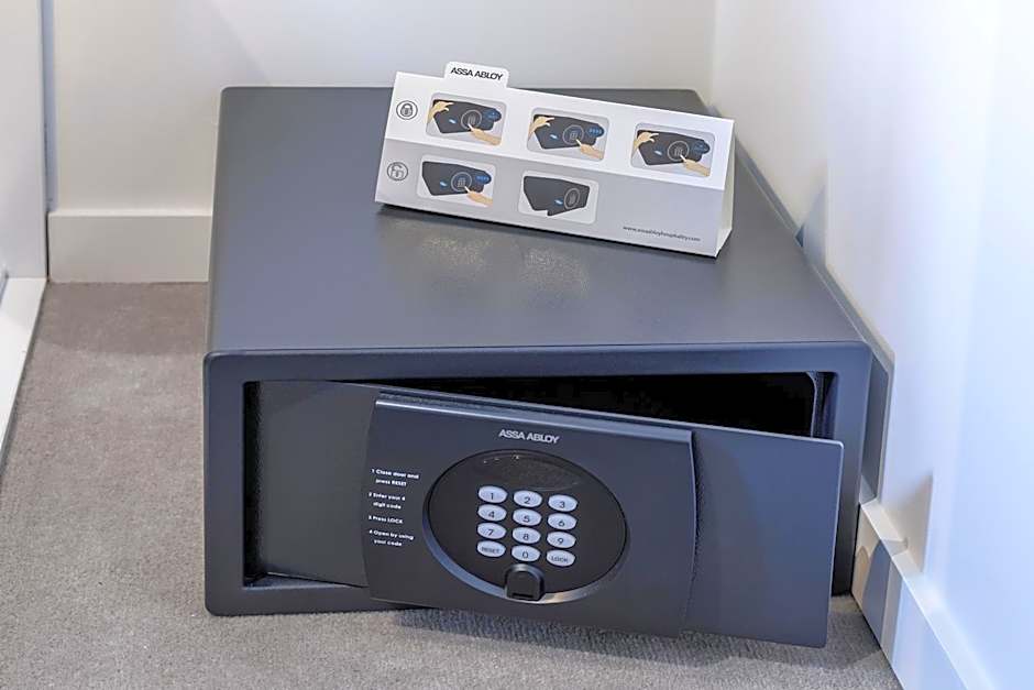 Brady Apartment Hotel Hardware Lane