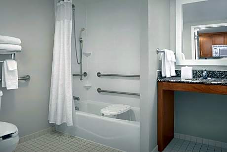 Suite, 2 Bedrooms (Mobility Accessible, Tub) (1 Queen Bed)