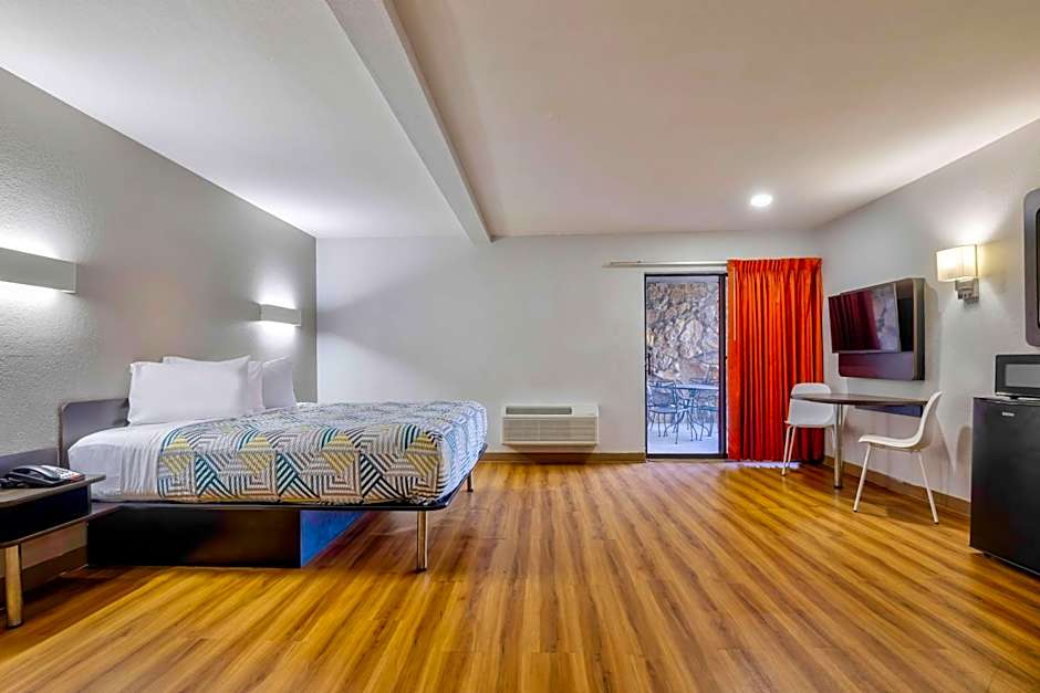 Little Rock Inn and Suites