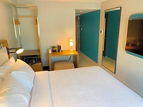 1 Queen Bed Non-Smoking