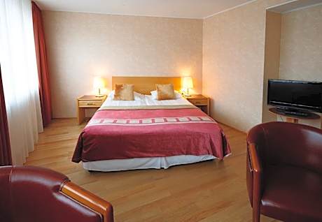 Family Room (2 Adults + 2 Children)