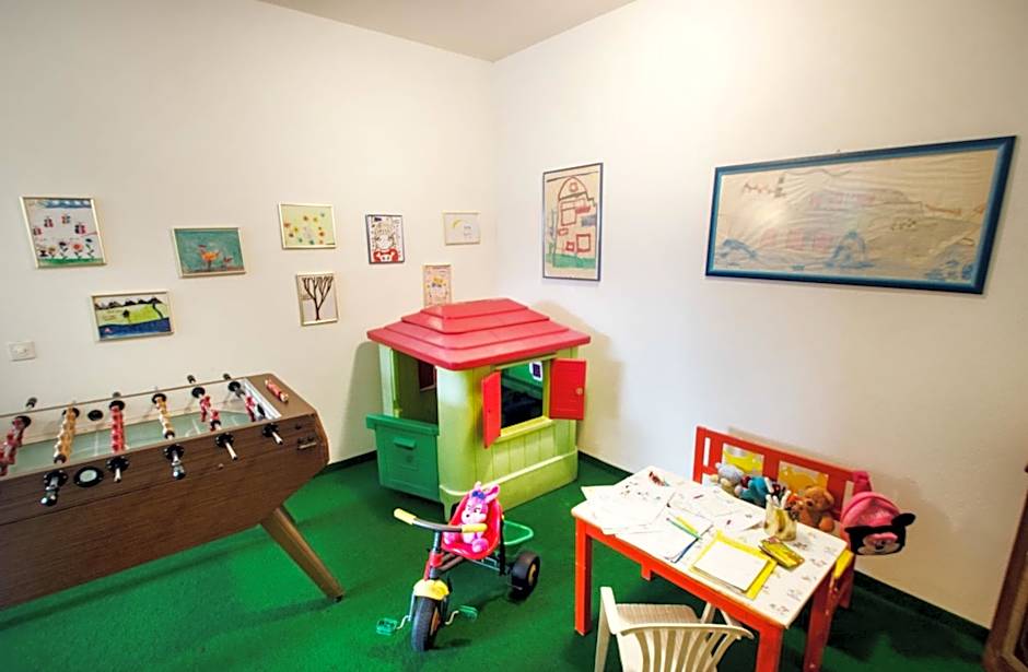 International au Lac Historic Lakeside Hotel