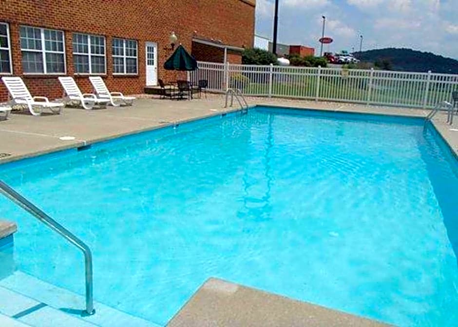 Comfort Inn & Suites Raphine - Lexington near I-81 and I-64