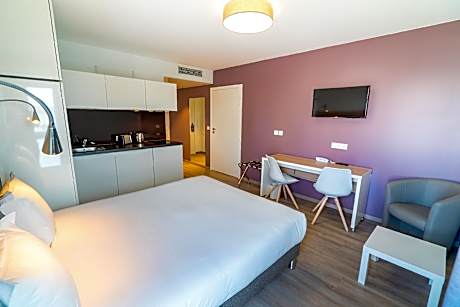 STANDARD STUDIO (DOUBLE BED AND SOFA BED)