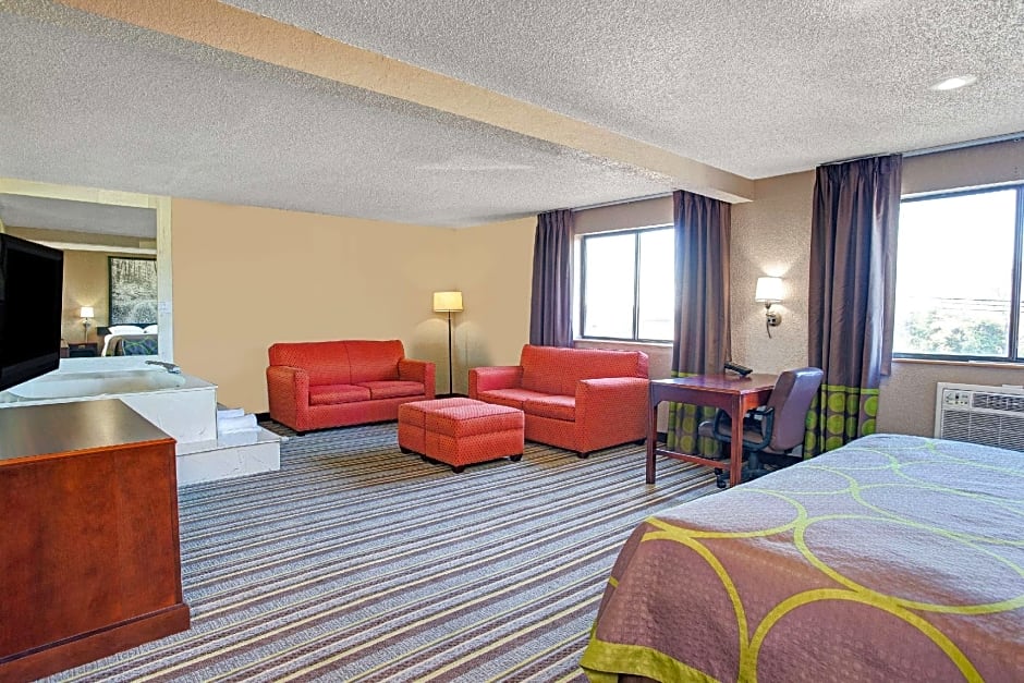 Super 8 by Wyndham Roseville/Detroit Area