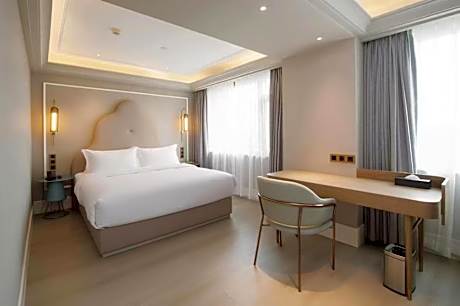 Deluxe Queen Room