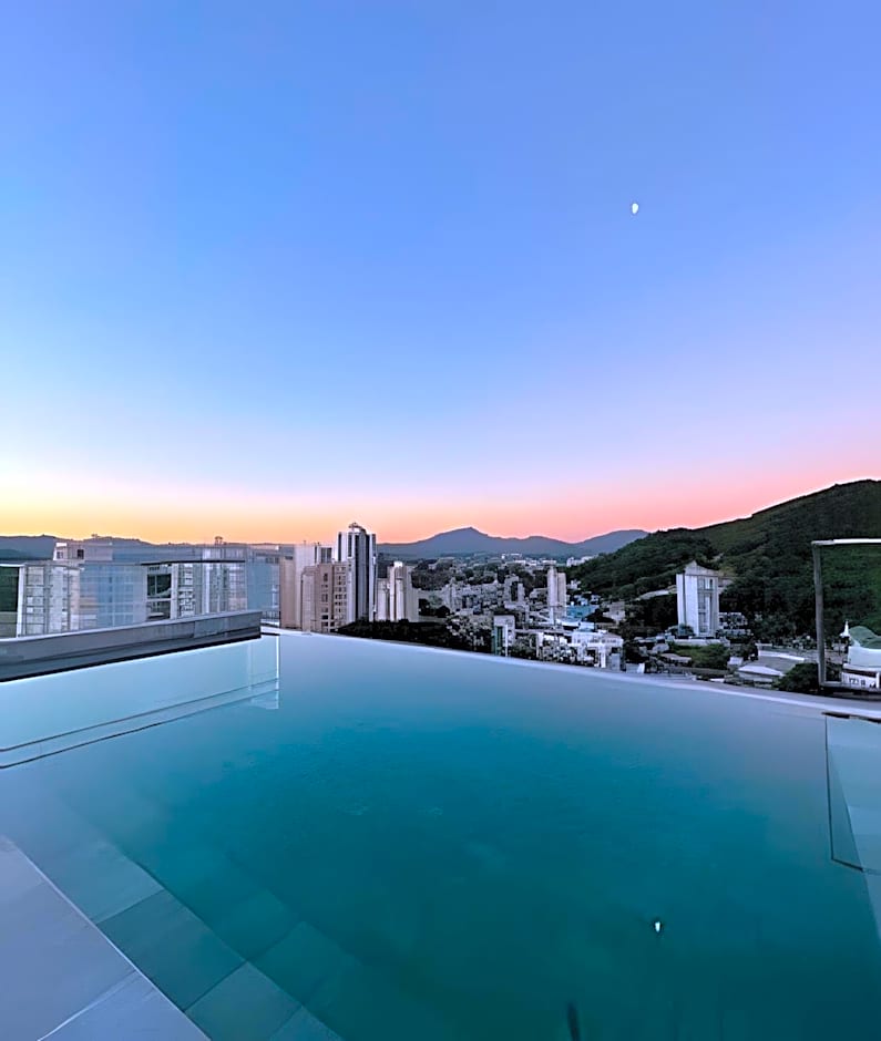 LOFT UP 1309 | Mobiliado | WIFI | Piscina |