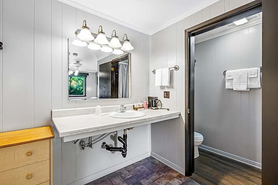 Mount Bretherton Room 8 at Mount Walker Inn