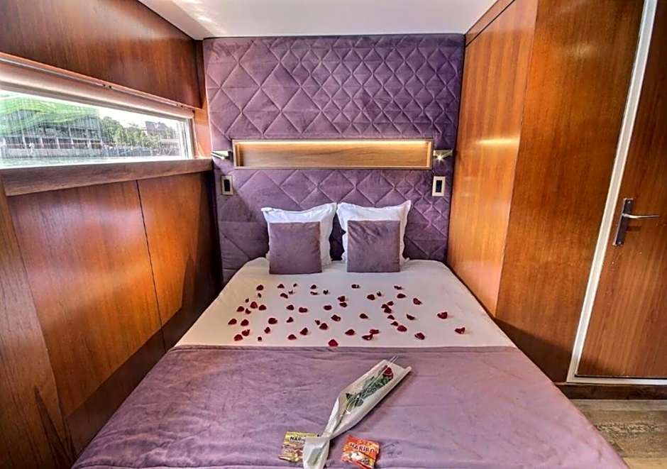 Le VIP Paris - Yacht Hotel