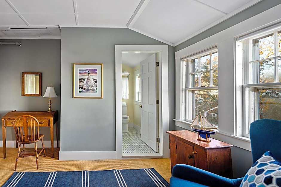 East Wind Inn & Suites