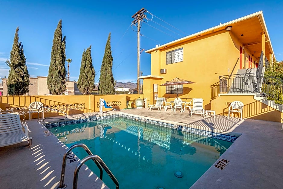 Econo Lodge University