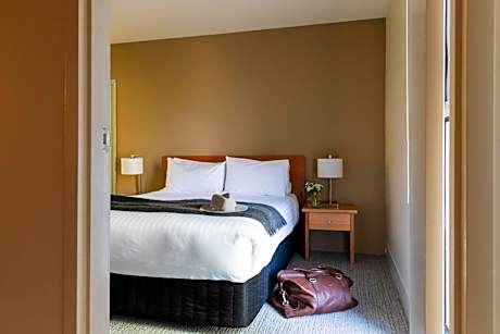 One-Bedroom Apartment with Free High Speed WiFi