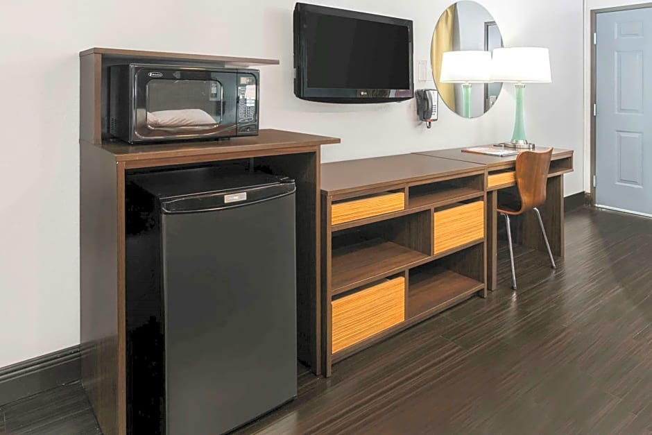 Super 8 by Wyndham Austin University/Downtown Area