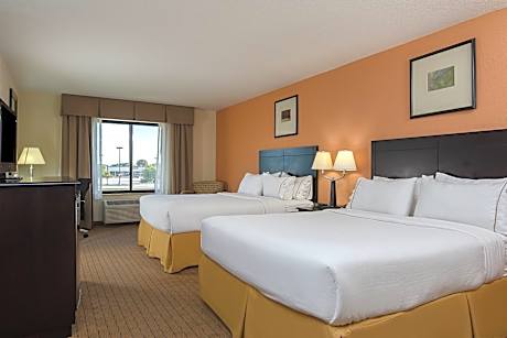 Standard Queen Room with Two Queen Beds and Mobility Accessible Tub