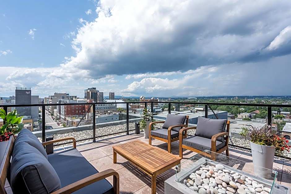 Initial-Matisse- Quebec-parking and pool