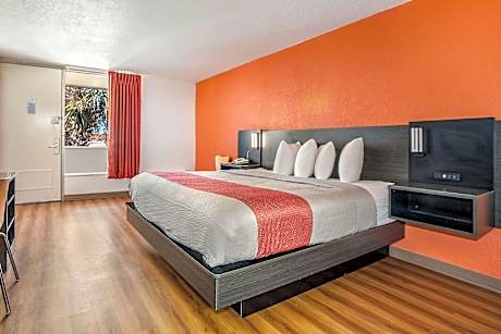 1 King Bed | Mobil Access Tub Nsmk Micfridg