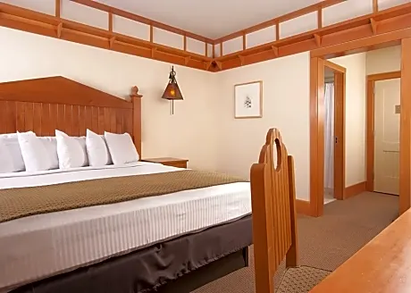 Deluxe Lodge Room 1 King