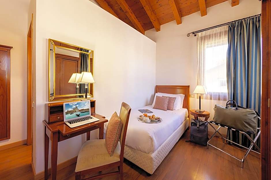 Single Room — 14 fotoğraftan 1. fotoğraf