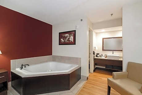 Suite King with Jetted Tub Smoke Free