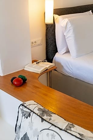 Deluxe Suite with Plunge Pool & Caldera View