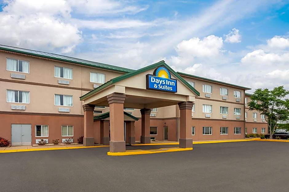 Days Inn & Suites by Wyndham Morris/I-80