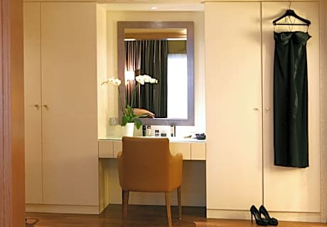 1 King Olympian Suite Top Floor Sea View